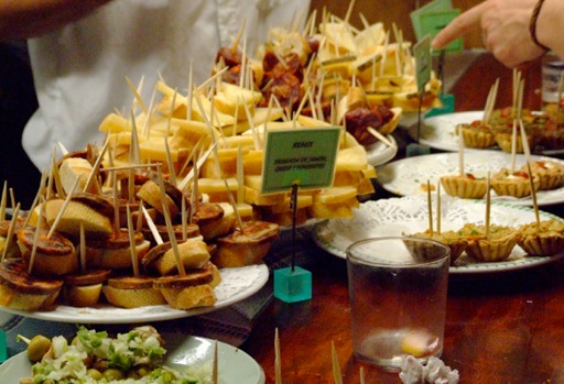 Pintxos in een van de vele bars van Donostia Pintxos in een van de vele bars van Donostia